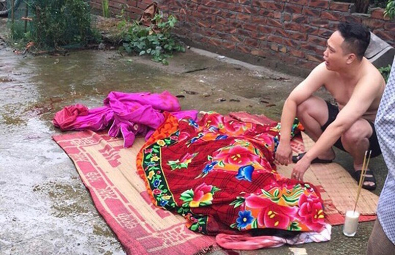 Danh tính các nạn nhân tử vong gồm ông Nguyễn Văn Hải (SN 1969, em ruột Đông) và con gái ông Hải là Nguyễn Thị Bắc (SN 1991) tử vong tại chỗ; bà Doãn Thị Việt (SN 1971, vợ ông Hải) và cháu gái ông Hải là Nguyễn Huyền My (SN 2018) tử vong tại bệnh viện.