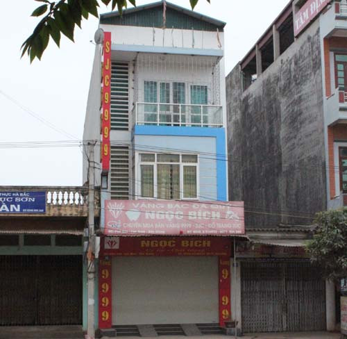  3. Thảm sát tại tiệm vàng Ngọc Bích: Khoảng 9h sáng ngày 24/8/2011, vợ chồng chủ tiệm vàng Ngọc Bích (phố Sàn, Lục Nam, Bắc Giang) cùng bé gái 18 tháng tuổi được phát hiện nằm chết trong nhà với nhiều vết chém. Con gái lớn 8 tuổi bị chém đứt lìa bàn tay, được đưa đi cấp cứu. Tại tầng 1, tủ trưng bày vàng của tiệm bị vỡ mặt kính, toàn bộ vàng ta biến mất.