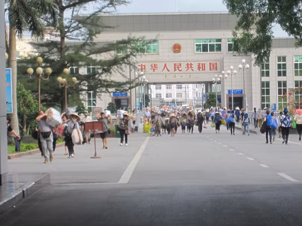 Đang trong quá trình sàng lọc thông tin, các điều tra viên phát hiện một sự việc bất thường. Trong số những người thân gần nhà cháu Ba, Nguyễn Văn Tin (SN 1992, anh trai họ nạn nhân) bất ngờ biến mất. Theo thông tin từ gia đình đối tượng này cho biết, Tin vừa qua Trung Quốc để làm ăn.(Ảnh minh họa, nguồn ảnh Internet)