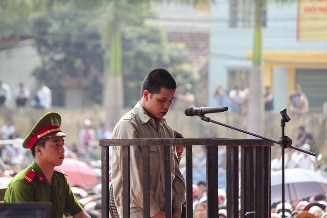 Ngày 11/9/2015, tại Sân vận động thị trấn Bắc Sơn, huyện Bắc Sơn, Tòa án nhân dân tỉnh Lạng Sơn đã xét xử và xử phạt Nguyễn Văn Tin 12 năm tù về tội "Hiếp dâm trẻ em", tử hình về tội "Giết người". Tổng hợp hình phạt chung cả hai tội là tử hình. Trong khí đó, bị cáo Nguyễn Văn Hải (bố Tin) bị tuyên 18 tháng tù, cho hưởng án treo về tội "Che giấu tội phạm".