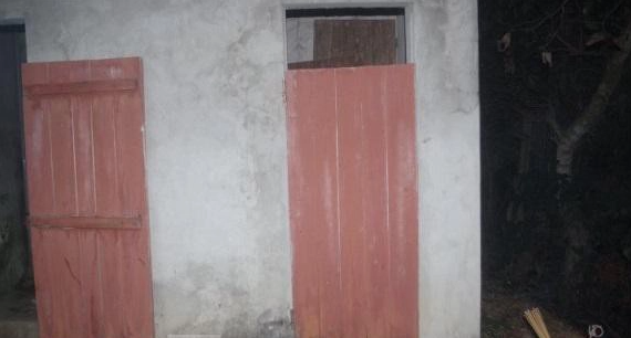 Linh cảm có chuyện chẳng lành, bà L. nhìn qua khe cửa thì bàng hoàng phát hiện cháu Ba nằm bất động dưới nền nhà trong tình trạng không mảnh vải che thân. Sau một phút chết lặng, bà L. hô hoán mọi người xung quanh tới ứng cứu. Khi cửa được phá ra, trước mắt những người chứng kiến là một cảnh tượng kinh hoàng. Cháu Ba tử vong trong tình trạng không mảnh vải che thân, trên thi thể xuất hiện nhiều thương tích. (Ảnh minh họa, nguồn ảnh Tiền Phong)