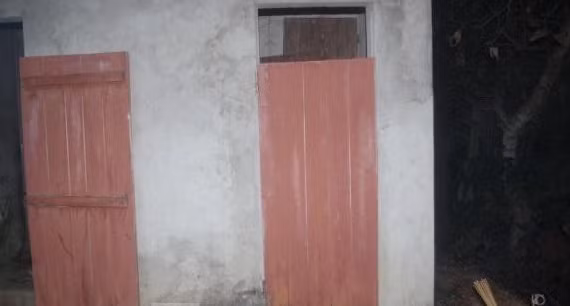 Linh cảm có chuyện chẳng lành, bà L. nhìn qua khe cửa thì bàng hoàng phát hiện cháu Ba nằm bất động dưới nền nhà trong tình trạng không mảnh vải che thân. Sau một phút chết lặng, bà L. hô hoán mọi người xung quanh tới ứng cứu. Khi cửa được phá ra, trước mắt những người chứng kiến là một cảnh tượng kinh hoàng. Cháu Ba tử vong trong tình trạng không mảnh vải che thân, trên thi thể xuất hiện nhiều thương tích. (Ảnh minh họa, nguồn ảnh Tiền Phong)