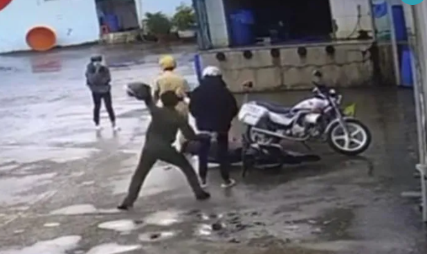 Lúc này, một số cán bộ trong Tổ tuần tra không kiềm chế được nóng giận, đã có hành vi sử dụng bạo lực, dùng tay, chân, gậy nhựa điều khiển giao thông, mũ bảo hiểm đánh 2 thanh niên như trong clip, sau đó đưa về trụ sở Công an thị xã. 