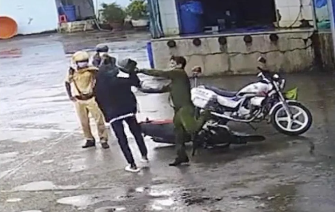 Qua làm việc, người điều khiển xe thừa nhận vi phạm các lỗi: Không chấp hành hiệu lệnh, hướng dẫn của người kiểm soát giao thông; Khong chấp hành hiệu lệnh tín hiệu đèn giao thông; Điều khiển xe lạng lách trên đường bộ ngoài đô thị; Không có giấy chứng nhận bảo hiểm trách nhiệm dân sự của chủ xe; Người chưa đủ 18 tuổi điều khiển xe mô tô trên 100 cm3.