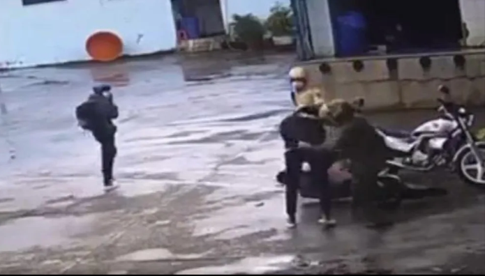 Trước mắt, xác định hành vi của 4 cán bộ, chiến sĩ trong Tổ tuần tra nêu trên là vi phạm về quy định, quy tắc ứng xử theo quy định của Bộ Công an. Công an Sóc Trăng báo cáo Bộ Công an và được chỉ đạo "nóng" làm rõ vụ việc, xử lý nghiêm minh. 