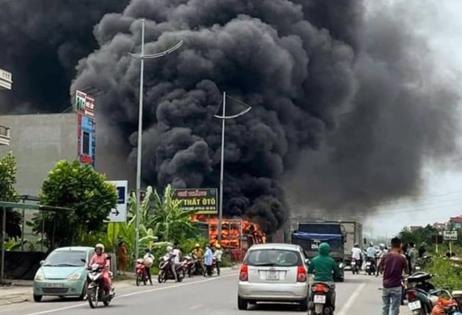 Chay gara o to o Bac Giang, cot khoi boc cao hang tram met