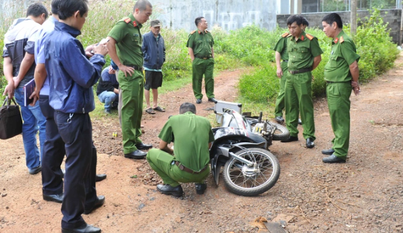  Đang đi chở khách, tài xế xe ôm bất ngờ gục chết giữa đường: Trưa 2/10, nam tài xế xe ôm công nghệ ngoài 60 tuổi lái xe máy chở khách trên quốc lộ 1K, hướng Đồng Nai về TP HCM. Khi đến trước số nhà 321 quốc lộ 1K, TP Dĩ An (Bình Dương), tài xế mệt nên lái xe vào lề đường nghỉ ngơi. Người đàn ông này bất ngờ gục xuống xe máy. Vị khách cùng một số người dân tại khu vực hỗ trợ sơ cứu nhưng tài xế không qua khỏi. Hiện vụ việc đang được cơ quan chức năng điều tra, làm rõ. 