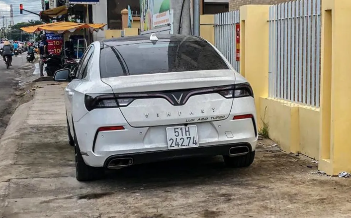  Công an TP Phan Thiết thu giữ ô tô bị 'Tina Duong' chiếm đoạt: Chiều 2/10, Cơ quan CSĐT Công an TP Phan Thiết (Bình Thuận) cho biết, đơn vị đã đưa chiếc ô tô VINFAST LUX A 2.0 mang biển số 51H-242.74 về trụ sở để định giá tài sản phục vụ công tác điều tra. Chiếc ô tô này là vật chứng trong vụ án có dấu hiệu lạm dụng tín nhiệm, chiếm đoạt tài sản liên quan Ninh Thị Vân Anh (Tina Duong, quê Bắc Giang). Sau khi xác định chiếc ô tô đang ở TP Ninh Bình (Ninh Bình), tổ công tác đã lên đường để xác minh, làm các thủ tục thu giữ và đưa về TP Phan Thiết. 