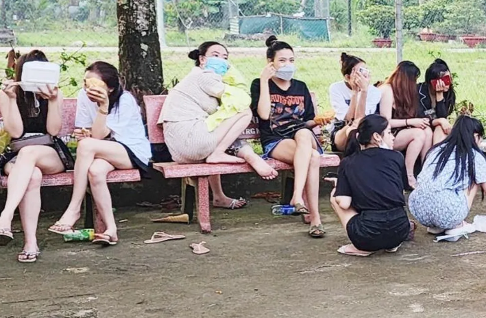  Kiểm tra quán bar ở Kiên Giang, phát hiện 105 dân chơi dương tính với ma túy: Lúc 0h05 ngày 2/10, Phòng Cảnh sát điều tra tội phạm về ma túy Công an tỉnh Kiên Giang phối hợp Phòng Quản lý hành chính và trật tự xã hội và Phòng CSCĐ kiểm tra đột xuất quán Bar Paradise (Khu phố 1 phường Vĩnh Lạc, TP Rạch Giá). Test nhanh hơn 200 người nhảy múa trong quán bar, công an phát hiện 105 người dương tính với ma túy.