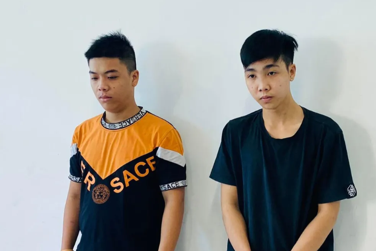  Bắt giữ 2 kẻ giật iPhone của du khách nước ngoài ở TP HCM: Ngày 2/10, Công an quận 1, TP.HCM, đang lấy lời khai Trần Văn Sơn và Đàm Trần Anh Sang (cùng 20 tuổi) để điều tra về hành vi cướp giật tài sản. Theo cảnh sát, Sơn và Sang là 2 nghi phạm giật chiếc điện thoại iPhone 12 Pro Max của anh U.A. (quốc tịch Kazakhstan) ở trung tâm TP HCM.