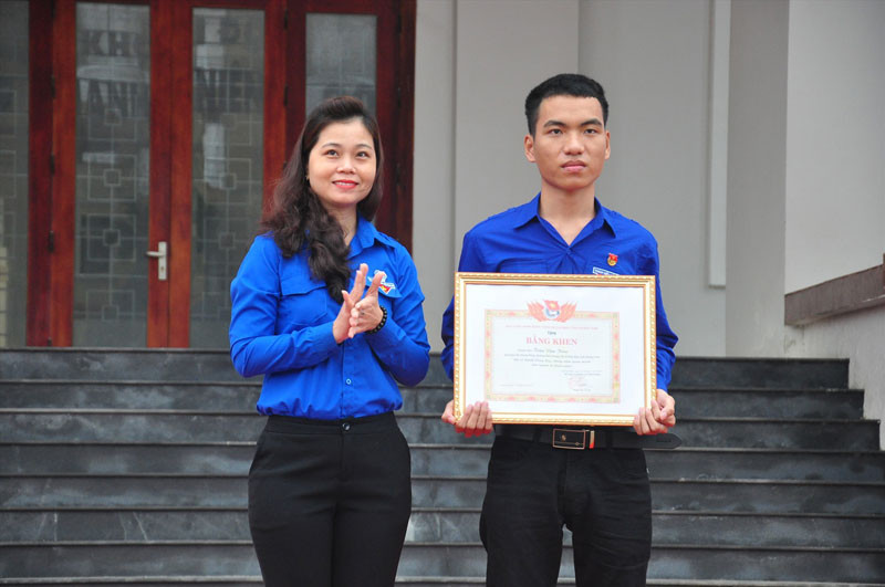 Từ tháng 6/2009 - 2/2012, chị là Uỷ viên Ban Chấp hành Tỉnh Đoàn; Phó Ban Thanh Thiếu nhi - Trường học Tỉnh Đoàn. Từ 2/2012 - 5/2014, chị là Uỷ viên Ban Thường vụ Tỉnh Đoàn; Trưởng Ban Thanh thiếu thi Trường học Tỉnh Đoàn; Chi uỷ viên, Bí thư Chi đoàn cơ quan Tỉnh Đoàn.