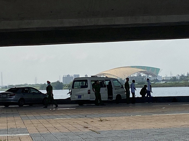 Hàng chục cảnh sát đã dùng thuyền rà soát 2 bờ sông Hàn thì tìm thấy phần đầu và tay của nạn nhân cách cầu Trần Thị Lý khoảng 200m. Thi thể sau đó được nhận dạng vào khoảng 25 - 30 tuổi, trên người mặc váy ngắn và áo tay dài. Công an Đà Nẵng sau đó đã rà soát thông tin nạn nhân, trích xuất camera quanh khu vực tìm thấy thi thể cô gái. (Ảnh: Nhịp sống Việt)