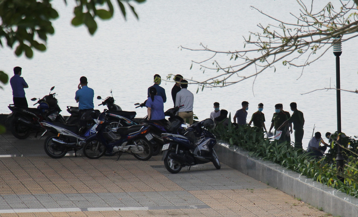 Để phi tang, Xiao Qui Ping dùng xe máy chở một phần thi thể nạn nhân đến cầu Tuyên Sơn vứt xuống sông Hàn, rồi đem phần còn lại ở vali đến cầu Trần Thị Lý ném xuống sông Hàn. (Ảnh: Người lao động) 