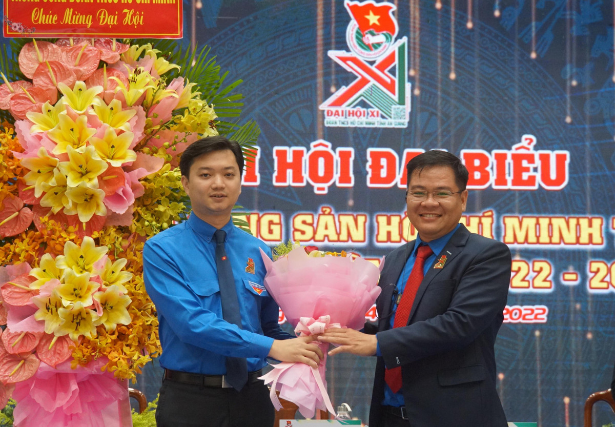 Ngày 4/10, Đại hội đại biểu Đoàn TNCS Hồ Chí Minh tỉnh An Giang lần thứ XI, nhiệm kỳ 2022 - 2027. Tại phiên họp thứ nhất Ban Chấp hành Đoàn TNCS Hồ Chí Minh tỉnh An Giang, nhiệm kỳ 2022 - 2027, anh Phan Duy Bằng - Bí thư Tỉnh Đoàn An Giang khóa X, nhiệm kỳ 2017 - 2022 được tín nhiệm bầu làm Bí thư Tỉnh Đoàn khóa XI, nhiệm kỳ 2022 - 2027. (Anh Nguyễn Minh Triết (áo xanh) tặng hoa chúc mừng anh Phan Duy Bằng, Bí thư Tỉnh Đoàn An Giang). (Ảnh Tiền Phong)