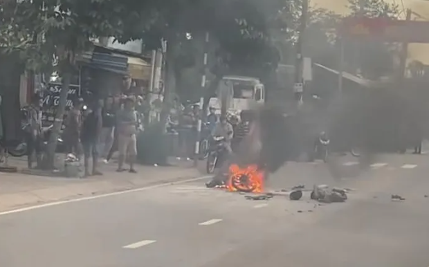  Sau va chạm, nam sinh lớp 9 tử vong, xe máy bốc cháy: Ngày 4/10, Công an huyện Bến Lức, tỉnh Long An hoàn tất công tác khám nghiệm hiện trường, tử thi, bàn giao thi thể N.H.K (học sinh lớp 9, ngụ xã Tân Hòa, huyện Bến Lức) cho người nhà đưa về mai táng. Trước đó chiều 3/10, em K. điều khiển xe máy từ trường về nhà, đến khu vực gần cầu An Thạnh (đường tỉnh 830, thị trấn Bến Lức) thì va chạm với một xe đạp điện lưu thông cùng chiều. Cú va chạm khiến em K ngã xuống đường và bị xe tải đi cùng chiều cán trúng tử vong tại chỗ. Chiếc xe máy của em K sau va chạm đã bốc cháy. 