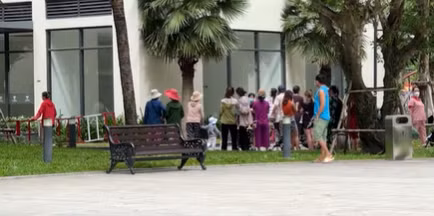  Mẹ và con 3 tháng tuổi rơi từ tầng 12 chung cư tử vong: Ngày 4/10, Công an TP Thủ Đức, TP HCM khám nghiệm hiện trường điều tra làm rõ nguyên nhân tử vong của chị T. (SN 1989, quê Nha Trang, Khánh Hòa) cùng bé trai 3 tháng tuổi tại khuôn viên tòa nhà S102, khu chung cư cao cấp nằm trên đường Nguyễn Xiển, phường Long Thạnh Mỹ. Được biết chị T. vừa mới sinh đôi được 1 bé trai và 1 bé gái, sống cùng chồng và mẹ chồng tại căn hộ tầng 12, chung cư trên. Bước đầu xác định chị T. và con trai rơi từ khu vực tầng 12 xuống sảnh tử vong.