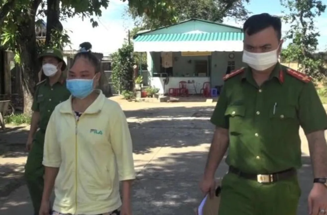  Vợ giết chồng, dựng hiện trường giả: Ngày 4/10, Công an tỉnh Quảng Ngãi cho biết bà Trần Thị Hoanh (xã Hành Phước, huyện Nghĩa Hành) đã bị bắt tạm giam để tiếp tục điều tra hành vi giết người. Trước đó, bà Hoanh trình báo công an việc chồng mình bị giang hồ đòi nợ rồi ra tay sát hại. Nhận tin báo, lực lượng công an tiến hành khám nghiệm hiện trường, điều tra sự việc. Kết quả điều tra cho thấy, bà Hoanh chính là người đã ra tay sát hại chồng rồi dựng hiện trường giả nhằm thoát tội. Theo đó, bà Hoanh và chồng xảy ra mâu thuẫn. Tức giận, bà Hoanh lên kế hoạch giết chồng. 