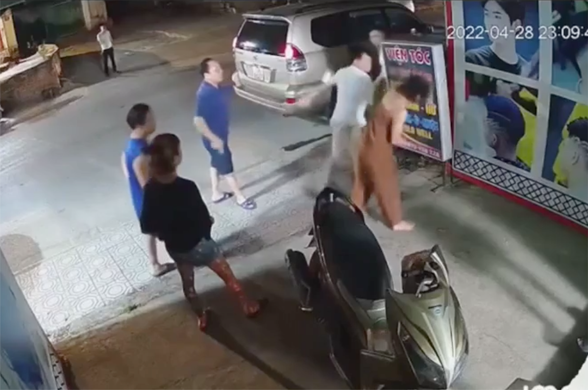 Trước đó, đêm 28/4, trung tá Đoàn đang trực tại Công an phường Sông Bằng thì nhận được tin báo qua điện thoại của anh Nguyễn Văn Mạnh, bác sĩ Bệnh viện 103 Cao Bằng tại tổ 11 phường Sông Bằng về việc bị một người đàn ông tên Nam làm việc tại quán cắt tóc My Hair Salon gọi điện thoại, nhắn tin lăng mạ, đe dọa và nhờ Công an phường giúp đỡ. 