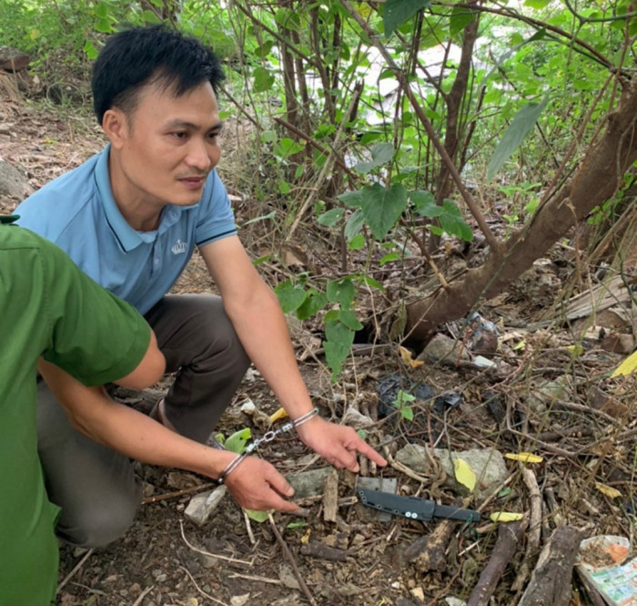 Ngày 18/9, Minh đi xe máy từ Thanh Hóa ra Bắc Ninh để tìm chị P. nhưng không gặp. Khi Minh đi xe máy lòng vòng để tìm thì bất ngờ phát hiện anh H. đèo chị P., nên bám theo. Khi về nhà chị P., Minh nổi cơn ghen nên đã đánh chửi, tra hỏi, nhưng chị P. chỉ nói “là thằng em tình cờ gặp chở về nhà”. Tối 18/9, Minh ngủ lại nhà chị P. cho đến rạng sáng thì chị P. dậy đi chợ, Minh cũng lấy dao và xe máy đến rình sẵn ở khu vực cầu Song Tháp - cung đường Minh biết anh H. thường đi làm đêm về. 