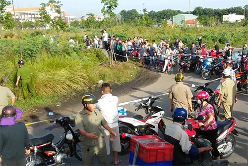 Tuy nhiên, qua khám nghiệm tử thi, lực lượng chức năng xác định nạn nhân tử vong do 2 vết thương gây ra bằng vật sắc nhọn. Lần theo vết máu, lực lượng chức năng xác định được hiện trường chính của vụ án cách nơi nạn nhân tử vong khoảng 500m. Thời điểm xảy ra vụ án trời tối, đường vắng ít người qua lại, các camera gần đó không ghi được hình ảnh gì. Có nhân chứng khai báo nhìn thấy người đàn ông đi xe máy vung tay với nạn nhân sau đó bỏ đi, nạn nhân vẫn tiếp tục lái xe đi, nên cũng không nghĩ đó là vụ án. (Ảnh minh hoạ, nguồn ảnh: Dân Việt) 