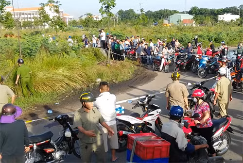 Tuy nhiên, qua khám nghiệm tử thi, lực lượng chức năng xác định nạn nhân tử vong do 2 vết thương gây ra bằng vật sắc nhọn. Lần theo vết máu, lực lượng chức năng xác định được hiện trường chính của vụ án cách nơi nạn nhân tử vong khoảng 500m. Thời điểm xảy ra vụ án trời tối, đường vắng ít người qua lại, các camera gần đó không ghi được hình ảnh gì. Có nhân chứng khai báo nhìn thấy người đàn ông đi xe máy vung tay với nạn nhân sau đó bỏ đi, nạn nhân vẫn tiếp tục lái xe đi, nên cũng không nghĩ đó là vụ án. (Ảnh minh hoạ, nguồn ảnh: Dân Việt) 