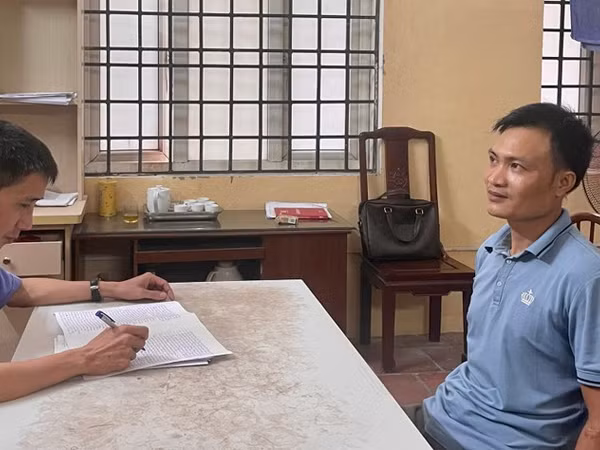 Thời điểm bị bắt giữ, Minh đang bình thản chuẩn bị lên giường đi ngủ. Cả gia đình đối tượng đều bất ngờ trước thông tin Minh gây tội ác. Ngay cả chuyện Minh có mối quan hệ yêu đương ở Từ Sơn, vợ và 2 con trai nhỏ không hề hay biết. Tại cơ quan Công an, kẻ thủ ác đã nhanh chóng cúi đầu nhận tội. Minh cho biết, bản thân là người Mường, chỉ học hết lớp 9/12.