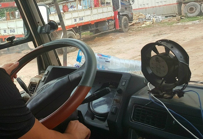 Thấy ở quê khó kiếm sống, nên năm 2019, Minh theo bạn bè giới thiệu ra Bắc Ninh kiếm việc làm. Ban đầu, Minh làm thợ sắt, sau đó thì chuyển sang lái xe tải, rồi lái taxi. Năm 2015, Minh quen chị P. đã ly hôn chồng và chỉ sau 1 tuần quen biết, 2 người đã nảy sinh tình cảm. Năm 2020, Minh dọn về khu nhà trọ của chị P. và cả 2 sinh sống với nhau như vợ chồng. Từ ngày đó, Minh hầu như không gửi được tiền về cho vợ con ở quê. (Ảnh minh hoạ) 