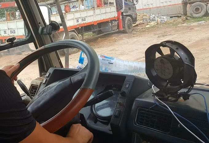 Thấy ở quê khó kiếm sống, nên năm 2019, Minh theo bạn bè giới thiệu ra Bắc Ninh kiếm việc làm. Ban đầu, Minh làm thợ sắt, sau đó thì chuyển sang lái xe tải, rồi lái taxi. Năm 2015, Minh quen chị P. đã ly hôn chồng và chỉ sau 1 tuần quen biết, 2 người đã nảy sinh tình cảm. Năm 2020, Minh dọn về khu nhà trọ của chị P. và cả 2 sinh sống với nhau như vợ chồng. Từ ngày đó, Minh hầu như không gửi được tiền về cho vợ con ở quê. (Ảnh minh hoạ) 