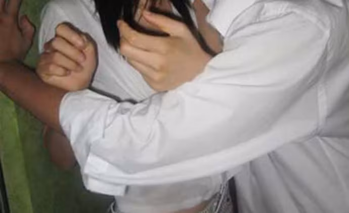 Từ manh mối quan trọng đó, người thân lập tức tìm gặp Lê Khánh Duy để nói chuyện. Sau một hồi quanh co, chối cãi, Duy thừa nhận việc mình ép Linh tới một căn nhà cũ rồi thực hiện hành vi hãm hiếp. Tuy vậy Duy cho biết, sau đó y trở về nhà và không biết Linh đi đâu. Do tin lời Duy, nên gia đình lại tiếp tục đi tìm với hy vọng mong manh sẽ thấy Linh đang trú tạm tại một nơi nào đó. (Ảnh minh hoạ, nguồn ảnh: Báo Giao Thông) 