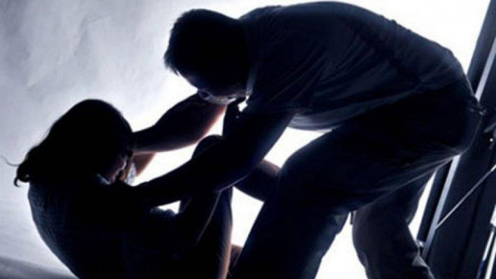 Theo lời khai của Duy, chiều 19/3, y gặp chị Linh tại đám cưới. Sau khi có hơi men trong người, Duy nảy sinh ý đồ đen tối với cô thôn nữ. Nghĩ là làm, Duy tìm cách tiếp cận rồi ép Linh phải đi theo mình. Tại một căn nhà cũ trong xã Tự Lạn, hắn đã khống chế rồi cưỡng hiếp nạn nhân. Bị kháng cự, Duy đã dùng khuỷu tay chặn mạnh vào yết hầu khiến Linh ngất đi, Sau khi thỏa mãn thú tính, Duy tưởng Linh đã chết nên đã vác xác chị ném ra con mương lớn ngoài cánh đồng gần đó để phi tang. 