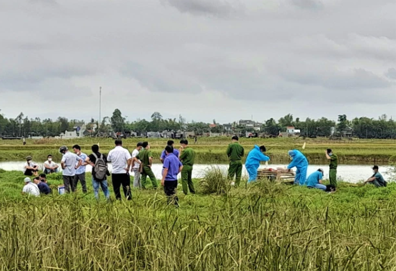 Cho tới sáng 23/3, trong lúc đánh cá tại khúc sông gần nhà, một người dân ở xã Tự Lạn thất kinh khi phát hiện thi thể một cô gái nổi lập lờ trên mặt nước. Tiếp nhận tin báo, cơ quan công an đã khẩn trương có mặt tại hiện trường, trục vớt thi thể nạn nhân để phục vụ cho công tác điều tra, làm rõ. Cùng thời điểm đó, gia đình chị Linh cũng được đề nghị tới nhận dạng thi thể. Tại triền đê, những tiếng gào khóc thảm thiết như xé toạc không gian yên bình của một vùng quê. Người thân như chết lặng khi nhận ra nạn nhân chính là Chu Thị Linh, mất tích bí ẩn từ nhiều ngày trước đó. (Ảnh minh hoạ, nguồn ảnh Nhịp sống trẻ) 