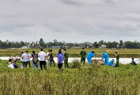 Cho tới sáng 23/3, trong lúc đánh cá tại khúc sông gần nhà, một người dân ở xã Tự Lạn thất kinh khi phát hiện thi thể một cô gái nổi lập lờ trên mặt nước. Tiếp nhận tin báo, cơ quan công an đã khẩn trương có mặt tại hiện trường, trục vớt thi thể nạn nhân để phục vụ cho công tác điều tra, làm rõ. Cùng thời điểm đó, gia đình chị Linh cũng được đề nghị tới nhận dạng thi thể. Tại triền đê, những tiếng gào khóc thảm thiết như xé toạc không gian yên bình của một vùng quê. Người thân như chết lặng khi nhận ra nạn nhân chính là Chu Thị Linh, mất tích bí ẩn từ nhiều ngày trước đó. (Ảnh minh hoạ, nguồn ảnh Nhịp sống trẻ) 