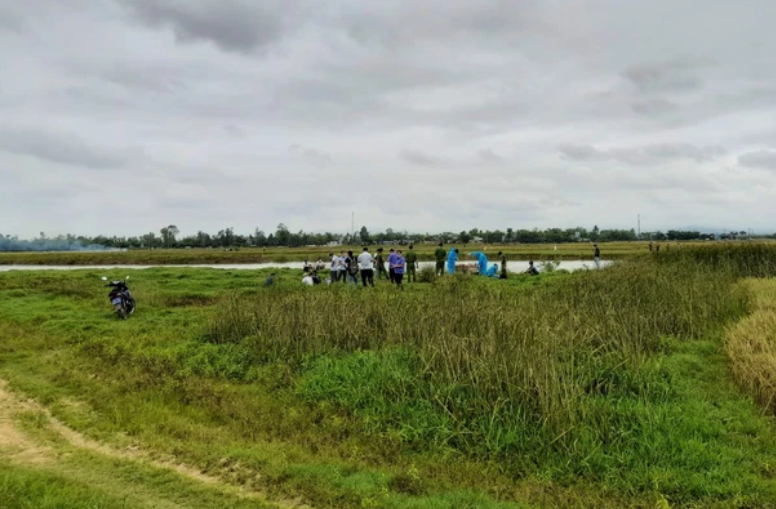 Qua công tác khám nghiệm hiện trường, khám nghiệm tử thi, cơ quan công an nhận định có dấu hiệu án mạng. Lập tức, công an triệu tập Lê Khánh Duy để tiến hành đấu tranh, làm rõ. Tại cơ quan điều tra, lúc đầu Duy khai nhận chỉ cưỡng hiếp rồi thả Linh về. Tuy nhiên, trước những thương tích bất thường trên thi thể nạn nhân, Duy đã phải cúi đầu nhận tội. (Ảnh minh hoạ, nguồn ảnh Nhịp sống trẻ) 