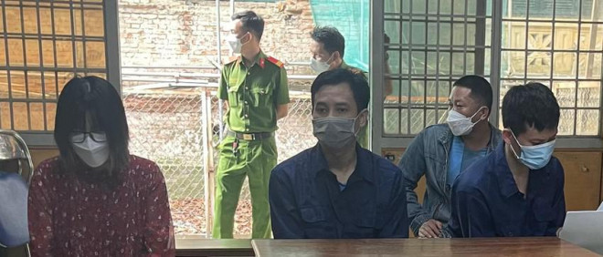 Ngày 27/4, TAND TP.HCM đưa ra xét xử sơ thẩm vụ án trộm cắp tài sản; tiêu thụ tài sản do người khác phạm tội mà có đối với các bị cáo Nguyễn Thái Sơn, Trần Minh Thăng và Trần Thị Nhã Trang. Sau một tuần nghị án, chiều 4/5, HĐXX đã tuyên phạt bị cáo Nguyễn Thái Sơn 18 năm tù, Trần Minh Thăng (cùng 37 tuổi, quê Ninh Bình) lĩnh 12 năm tù cùng tội trộm cắp tài sản. Bị cáo Trần Thị Nhã Trang lĩnh 5 năm tù về tội tiêu thụ tài sản do người khác phạm tội mà có. 