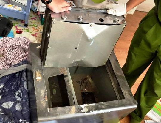 Theo hình ảnh camera ninh ghi lại, kẻ trộm đột nhập vào nhà Đăng Khôi rồi bình tĩnh phá các lớp bảo vệ, lục tung nhà, tìm tài sản và đục két sắt. Sau vụ việc, gia đình Đăng Khôi ngay lập tức đã có biện pháp tăng cường an ninh.