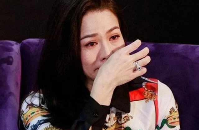  Nhật Kim Anh bị trộm tài sản hơn 4,5 tỷ đồng: Ca sĩ, diễn viên Nhật Kim Anh cũng từng bị mất trộm tài sản khi vắng nhà. Vào tháng 7/2019, trong một lần đi làm việc từ Cần Thơ về TP.HCM, nữ ca sĩ kiêm diễn viên này dùng điện thoại kiểm tra camera an ninh thì phát hiện phòng mình bị đột nhập. Về đến nhà, Nhật Kim Anh phát hiện nhiều tài sản có giá trị đã bị kẻ gian lấy mất. Vụ việc được trình báo cơ quan chức năng. Sau quá trình điều tra, các đối tượng gây ra vụ việc lần lượt bị bắt giữ.