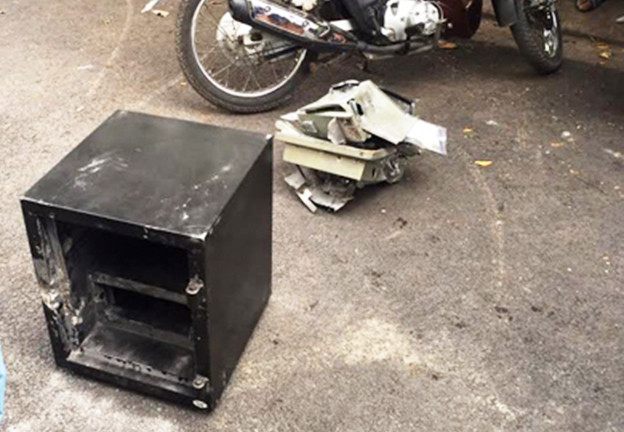  Trộm đột nhập biệt thự của ca sĩ Minh Hằng: Vào tháng 12/2015, căn biệt thự triệu đô trên đường Bùi Tá Hán, quận 2 (nay là TP Thủ Đức) của ca sĩ Minh Hằng bị trộm đột nhập, lấy mất tài sản trị giá khoảng 1,6 tỷ đồng. Thời điểm đó, nữ ca sĩ đang ở Nhật làm đại sứ cho một nhãn hàng. Theo đó, khuya 25/12/2015, người nhà ca sĩ Minh Hằng đi công việc về thì phát hiện căn biệt thự 3 tầng lầu của gia đình bị trộm đột nhập. Chiếc két sắt để tại phòng ngủ chứa nhiều tài sản có giá trị đã bị trộm cạy bung, nằm lăn lóc giữa nhà. 