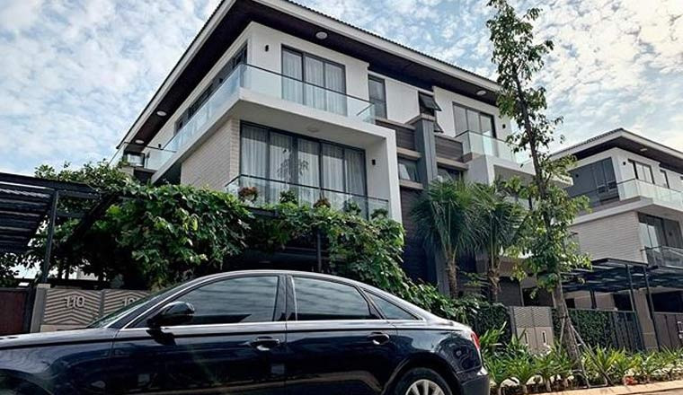 Sáng cùng ngày, người thân của ca sĩ Hồ Ngọc Hà phát hiện căn biệt thự của nữ ca sĩ này có dấu hiệu bị đột nhập. Công an đã khám nghiệm hiện trường, trích xuất dữ liệu camera an ninh để điều tra. Qua kiểm tra, gia đình nữ ca sĩ cho biết bị trộm đột nhập lấy 20 lượng vàng, 100.000 USD cùng nhiều loại trang sức có giá trị…Thời điểm xảy ra vụ việc, ca sĩ Hồ Ngọc Hà đang ở nước ngoài. Được biết, căn biệt thự này được một tổ bảo vệ trông coi 24/24. 