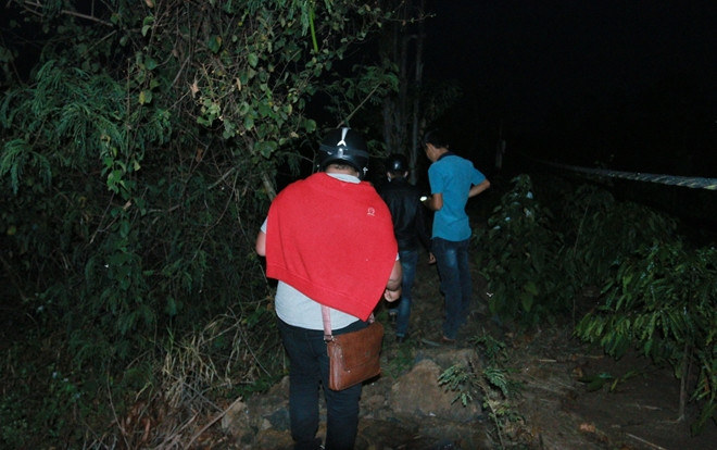 Trong đêm mưa bão, Công an huyện Yên Sơn nhanh chóng có mặt, phối hợp với lực lượng cơ sở và người dân địa phương tổ chức tìm kiếm người phụ nữ mất tích. Dưới cơn mưa xối xả, những người tìm kiếm vượt qua từng con dốc trơn lên đỉnh núi. (Ảnh minh hoạ, nguồn ảnh: Công an nhân dân)