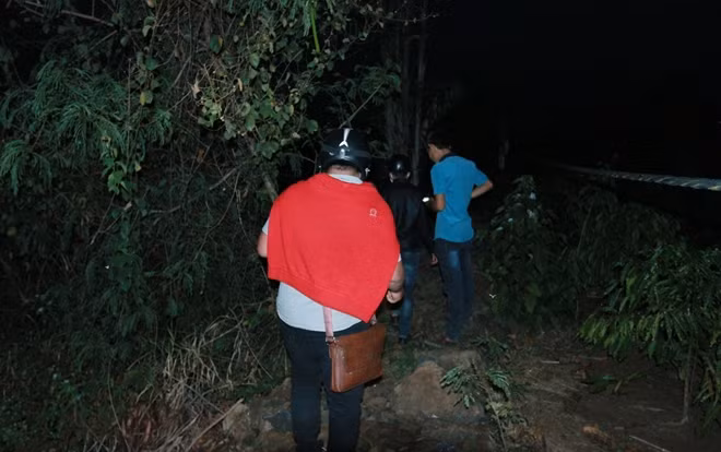 Trong đêm mưa bão, Công an huyện Yên Sơn nhanh chóng có mặt, phối hợp với lực lượng cơ sở và người dân địa phương tổ chức tìm kiếm người phụ nữ mất tích. Dưới cơn mưa xối xả, những người tìm kiếm vượt qua từng con dốc trơn lên đỉnh núi. (Ảnh minh hoạ, nguồn ảnh: Công an nhân dân)