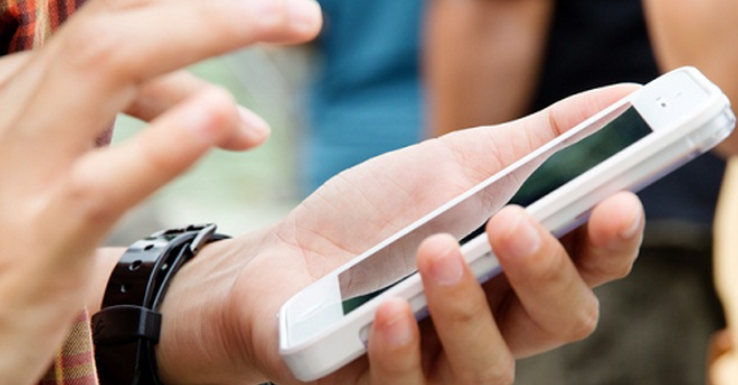 Đang học tại Hà Nội, con trai chị Ninh bất ngờ nhận được cuộc gọi nhỡ của mẹ. Vội vã gọi lại, nhưng chỉ thấy những hồi chuông đổ dài. Rồi bất ngờ, một người đàn ông bắt máy và gằn giọng: “Mày muốn mẹ mày sống thì đến gặp tao”. (Ảnh minh hoạ, nguồn ảnh Internet) 