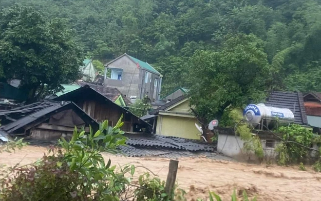 Theo hình ảnh và thông tin cung cấp từ người dân, tại thị trấn Mường Xén, thiệt hại lớn nhất là ở khối 1. (Ảnh: Dân Trí) 