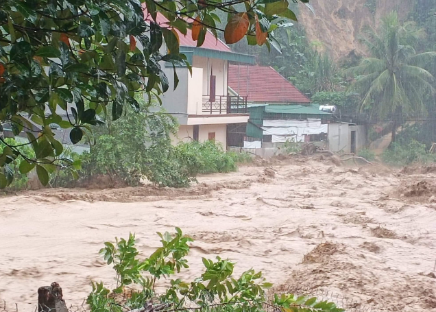 Do lượng mưa quá lớn, rác, cây cối từ thượng nguồn đổ về, đã làm cho cầu ở khe Huồi Giảng bị tắc nghẽn, dẫn đến nước dâng cao gây ngập lụt. (Ảnh: Dân Việt)