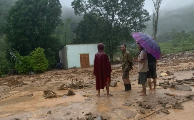 Huyện Kỳ Sơn cách thành phố Vinh hơn 300km, việc tiếp cận khu vực lũ quét gặp nhiều khó khăn do đường lên nhiều nơi nguy cơ sạt lở nghiêm trọng, gián đoạn. (Ảnh: Dân Trí)