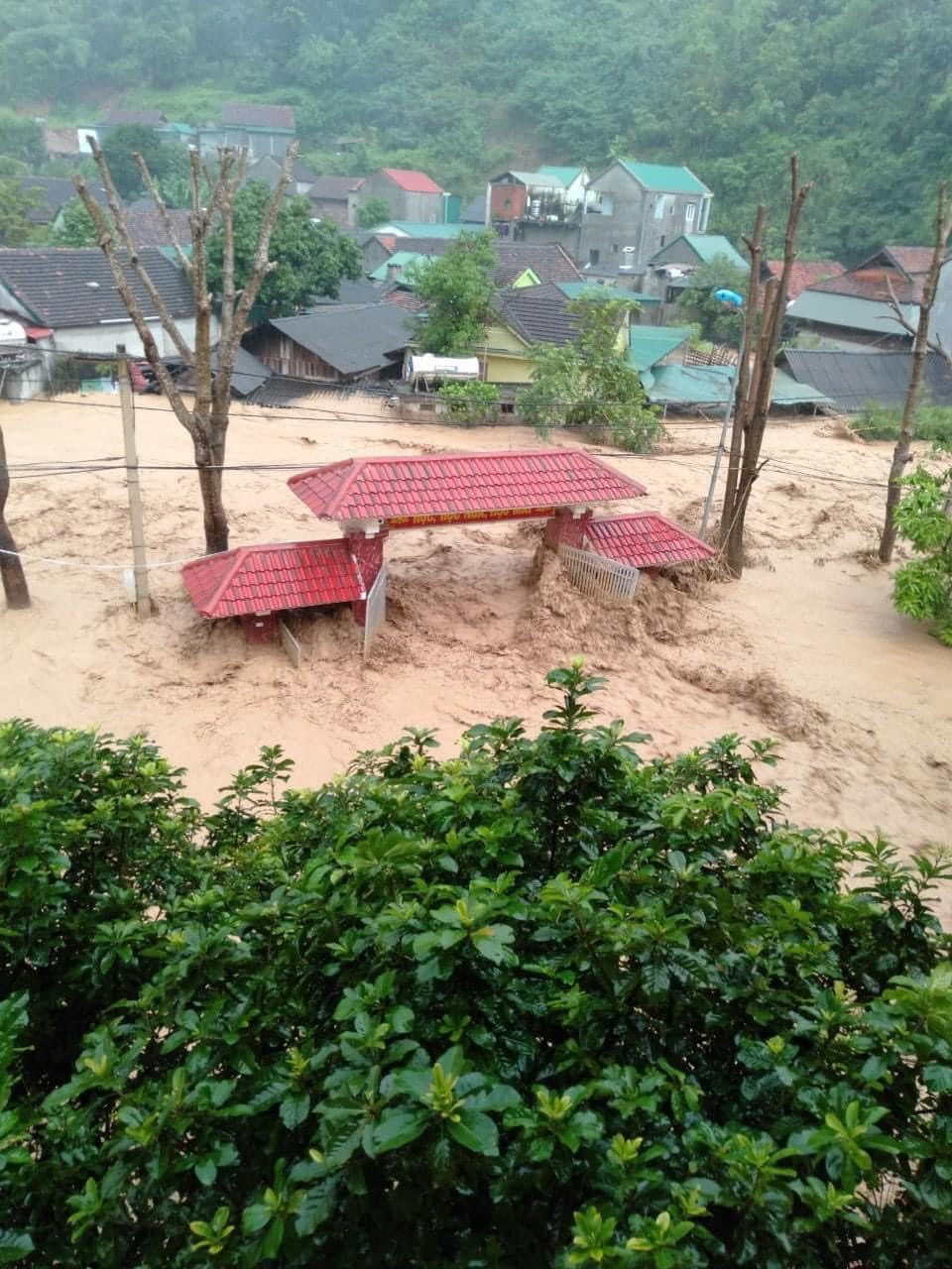 Mưa lớn, lũ quét mạnh xảy ra từ khoảng 2-8h sáng nay (2/10) trên địa bàn thị trấn và vùng phụ cận. Mưa lớn đã làm ngập toàn bộ khối 1, nhiều nhà dân, trụ sở công quyền. (Ảnh: Dân Việt) 