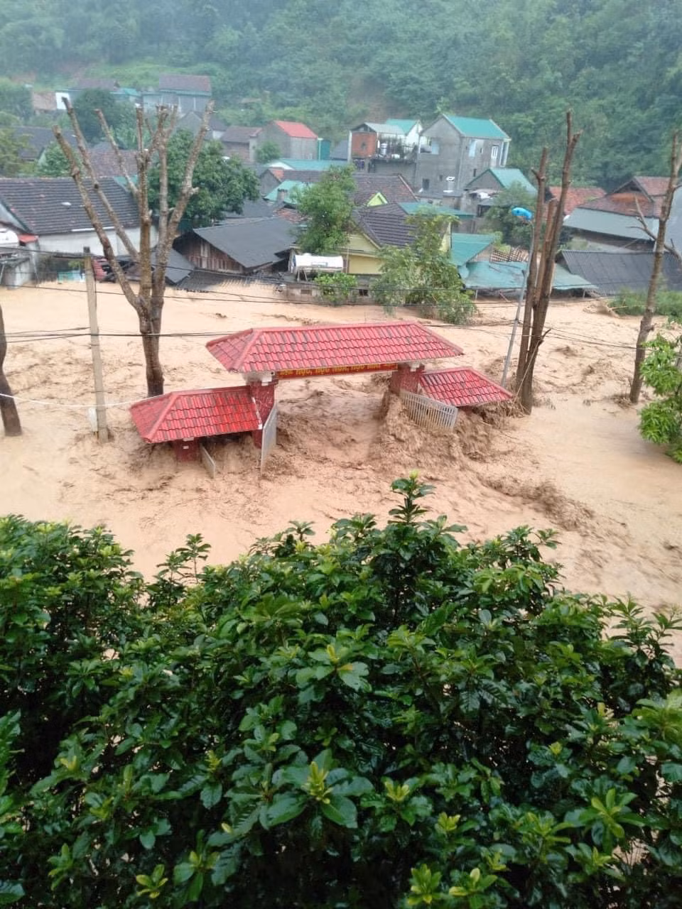 Mưa lớn, lũ quét mạnh xảy ra từ khoảng 2-8h sáng nay (2/10) trên địa bàn thị trấn và vùng phụ cận. Mưa lớn đã làm ngập toàn bộ khối 1, nhiều nhà dân, trụ sở công quyền. (Ảnh: Dân Việt) 