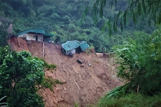 Mưa lũ gây sạt lở nhà cửa ở bản Sơn Hà, xã Tà Cạ, huyện Kỳ Sơn. (Ảnh: Dân Trí)