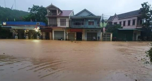 Đây là trận lũ thứ 2 liên tiếp trong vòng nửa tháng qua tại thị trấn Mường Xén. (Ảnh: Dân Trí) 