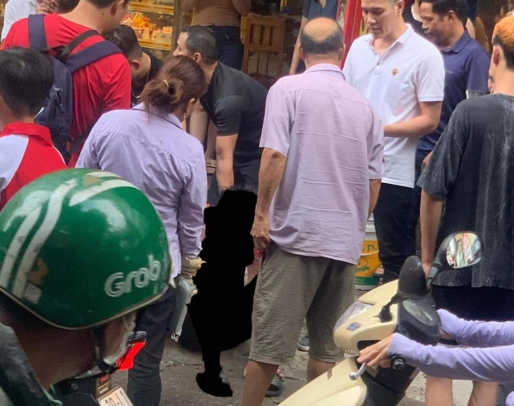 Ha Noi: Bat nguoi dan ong vo hoi mua roi cam vang bo chay