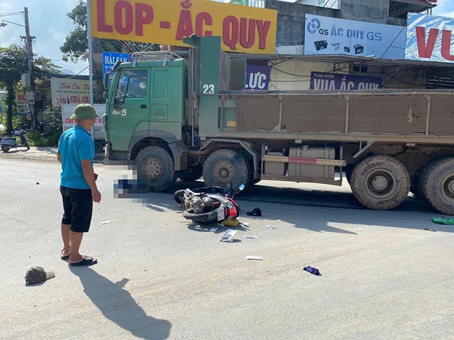 Hoa Binh: Xe may va cham o to tai, co gai tre tu vong